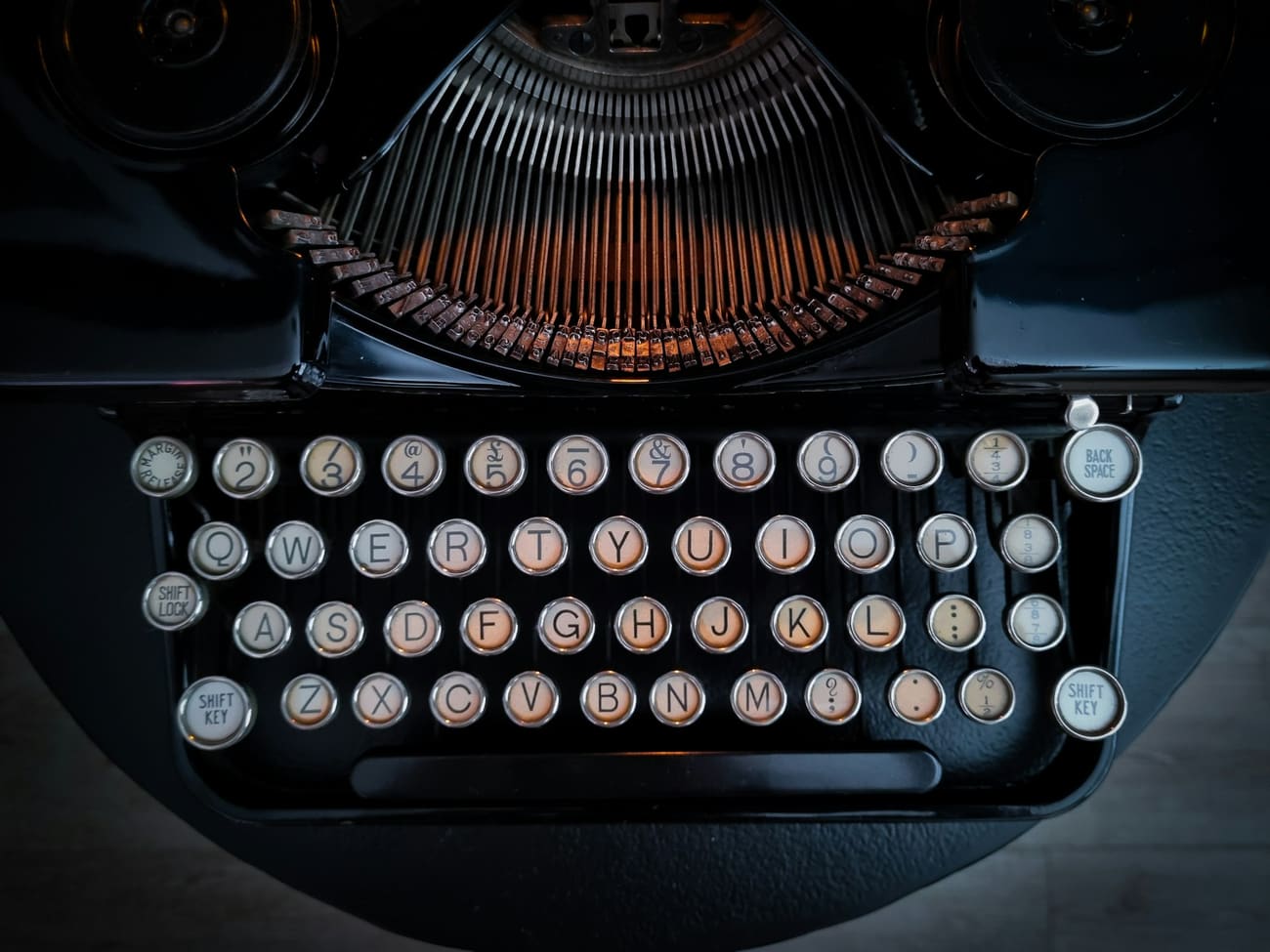 آلة كاتبة قديمة بإضاءة دافئة — A vintage typewriter under warm directional light